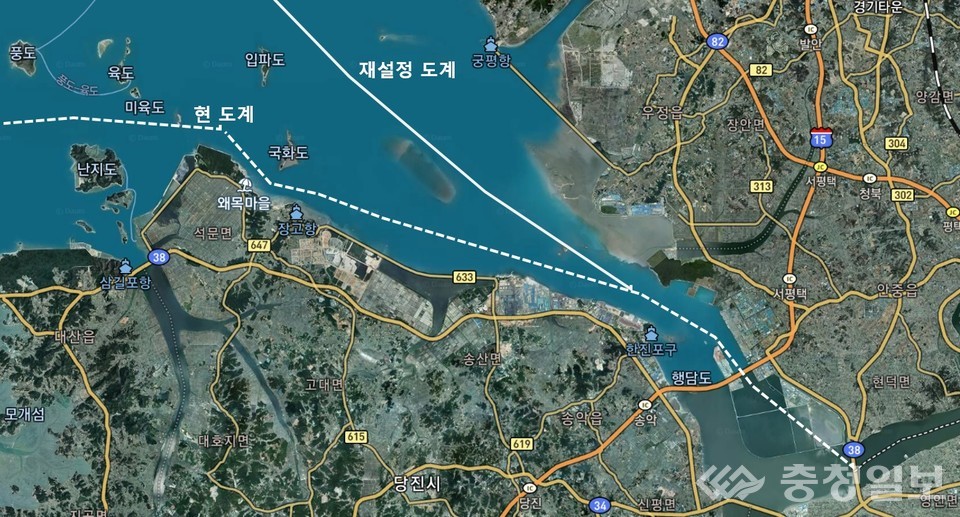 ▲재설정 요구 충남 도계 표시도: 최근 아산만 중앙항로와 육지로부터의 등거리 원칙 등을 적용해 충청남도와 경기도 간 불합리한 해상 도계를 재설정해야 한다는 여론이 제기되고 있다. 사진=당진해양발전협의회, 당진시개발위원회 제공