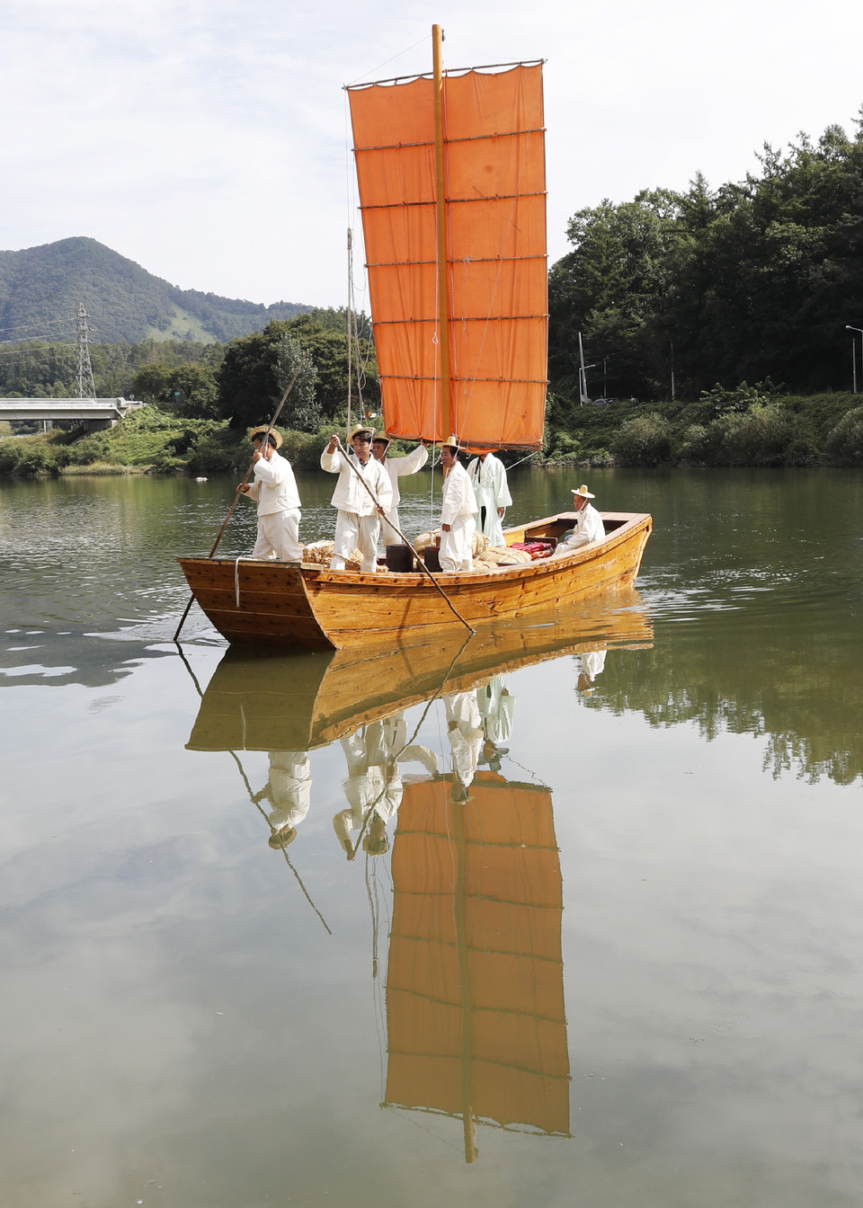 ▲ 충북 괴산군 불정면에서는 오는  23~ 24일까지 이틀간 불정면사무소 광장과 목도강수욕장 일원에서 '18회 목도백중놀이'를 개최한다.사진은 지난 2019년 목도백중놀이장면.