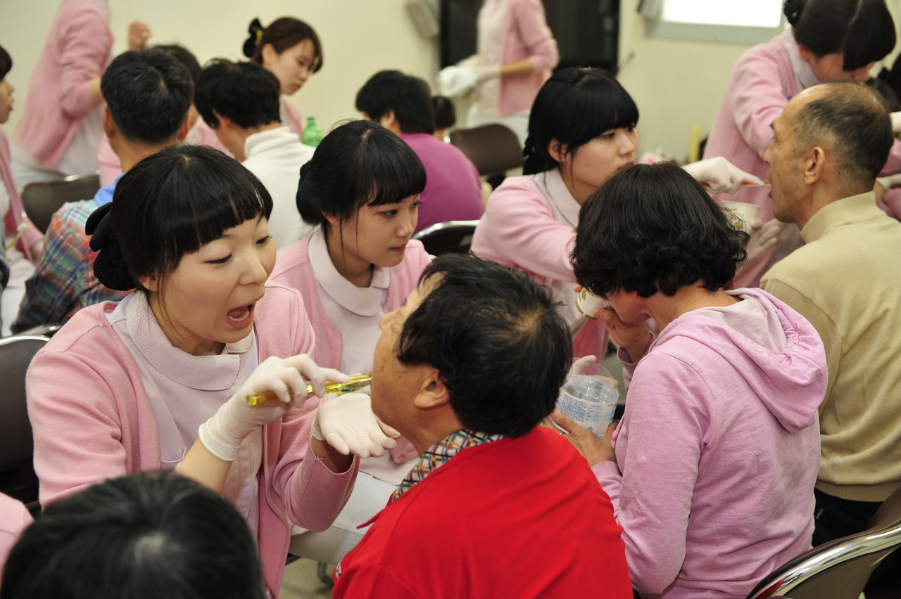 ▲ 지난 2018년 대원대학교 치위생과 학생들이 제천의 한 장애인 시설을 찾아 구강관리 서비스를 하고 있는 모습. 사진=목성균기자