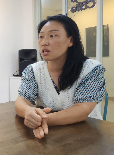 사진 : 김지영 - 극단 꼭두광대의 김지영 기획실장이 헝가리국가민속유산축제에서 겪은 충북 예술인들에 대한 현지인들의 관심을 설명하고 있다.