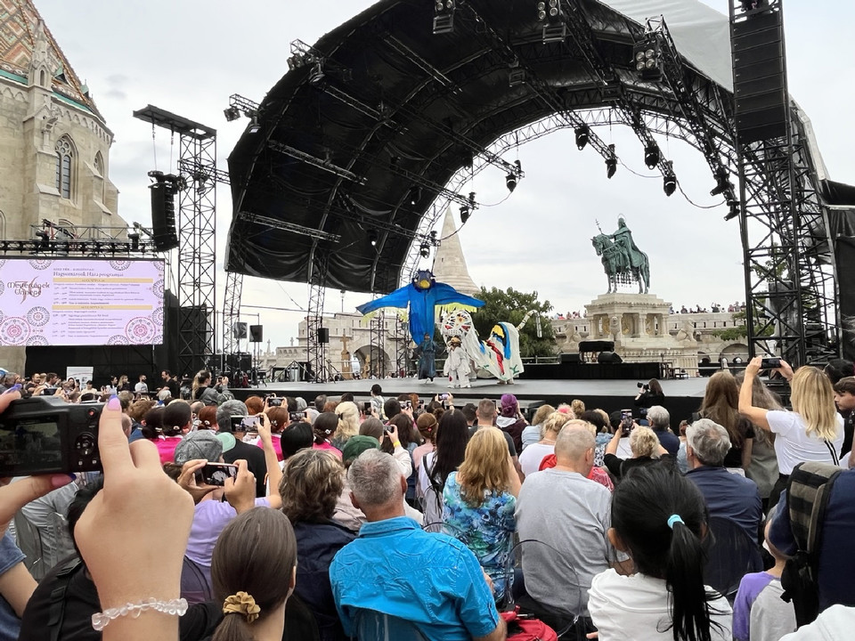 행사장 메인 공연을 장식 중인 꼭두광대.