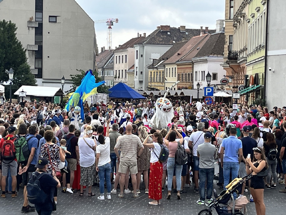 꼭두광대의 거리 퍼레이드에 몰려든 인파.