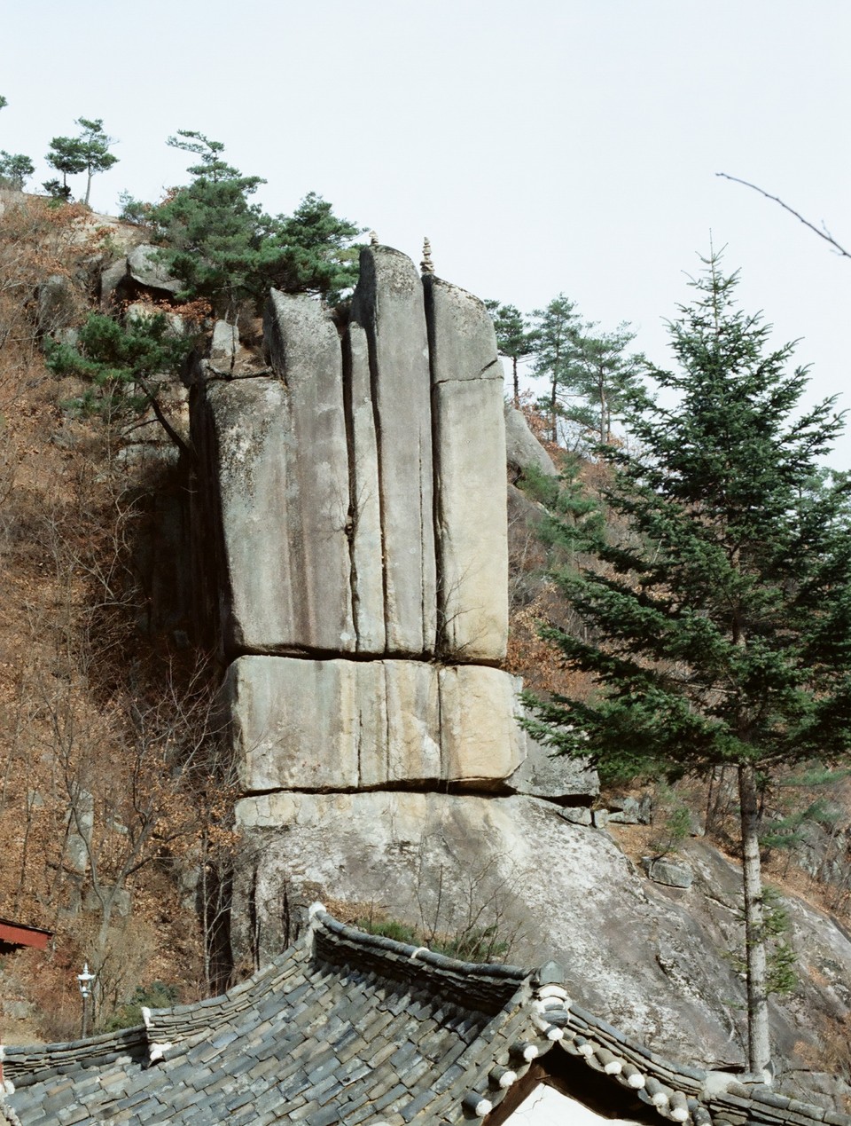 ▲ 단양군 대강면 황정산에 자리한 제2단양팔경 중 3경인 ‘칠성암’. 바위의 형상이 부처의 손바닥을 연상케 해 예전엔 이곳에 치성을 드리면 아들을 낳는다는 이야기가 전해져 온다. 사진=단양군제공