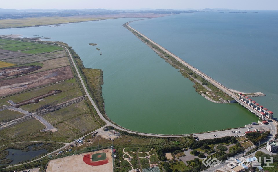▲석문방조제와 국화도: 최근 당진외항 개발 예정지로 급부상하고 있는 석문방조제 10.6㎞ 전면 해상. 2만t급 이상 20~30선석 이상 항만개발이 가능한 것으로 알려졌으며 사진 오른쪽 상단 멀리 보이는 섬은 국화도와 입파도. 사진=당진시 제공
