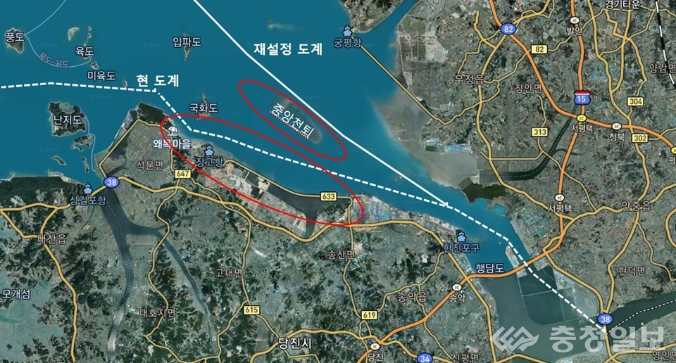 ▲석문부두 개발 예정지(사진 큰 타원형)와 중앙천퇴, 그리고 재설정 요구 도계: 충남도민과 당진시민들은 지난해 2월 대법원판결로 내항 당진항 매립지를 평택시에 빼앗기자 최근 석문방조제와 중앙천퇴 중심의 외항개발을 미래 발전전략으로 내세웠다. 특히 이 판결로 오랜 기간 아산만 해역의 90% 이상을 경기도가 독점해온 근거였던 해상 도계가 철저히 무시됐다며 도계 재설정을 강력히 요구하고 있다. /사진=당진해양발전협의회, 당진시개발위원회 제공