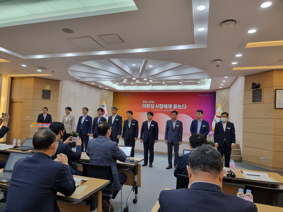 ▲ 이완섭 서산시장이 지난6일 취임100일 기자 간담회에서 간부공무원을 소개하고 있다.