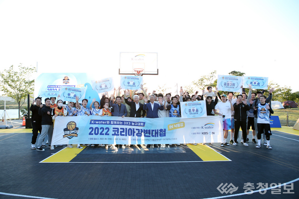 ▲ 수상자들과 단체사진. K-water와 함께하는 3X3 농구대회 참여자과 대회 입상팀들 모습(사진 앞줄 중앙 박재현 사장)