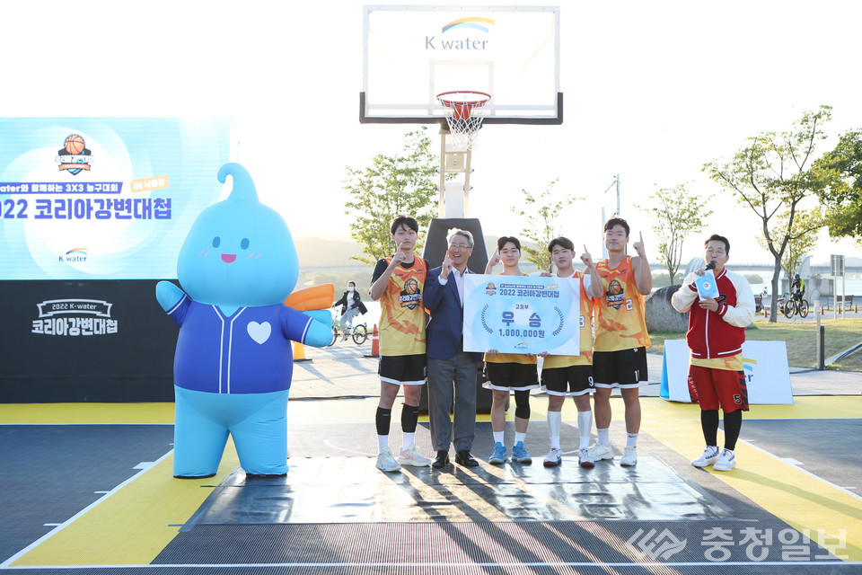 ▲ 고등부 우승 시상(왼쪽에서 두 번째 박재현 사장)