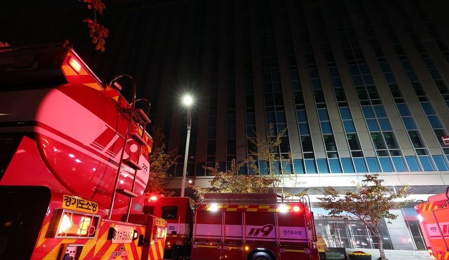 ▲ 지난 15일 오후 화재가 발생한 경기도 성남시 분당구 삼평동 SK 판교 캠퍼스 A동에서 소방관들이 분주하게 움직이고 있다./연합뉴스
