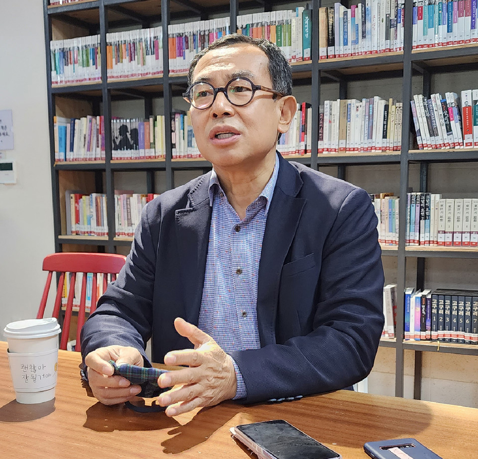 충북콘텐츠코리아랩 북카페에서 기자들과 인터뷰 중인 박상언 대표.