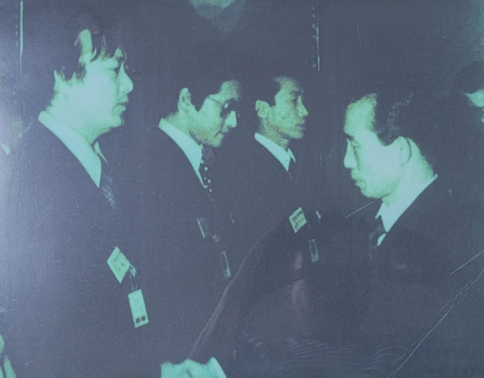 ▲ '꽃피는 팔도강산'으로 박정희 대통령(맨 오른쪽)으로 부터 표창장을 받고 있는 윤혁민 작가(맨 왼쪽).