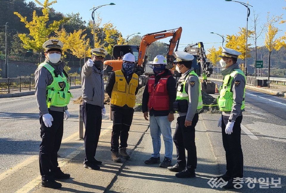 ▲ 충주경찰이 26일 중앙탑면 도로공사 현장에서 교통사고 예방을 위한 안전점검을 진행하고 있다.