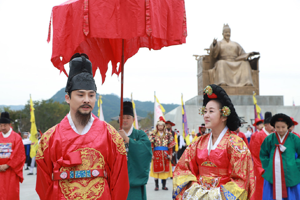 세종대왕과 초정약수 축제의 프로그램 중 서울 광화문에서의 어가 행차 출발 모습.