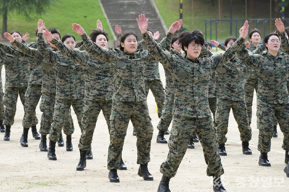 ▲ 우석대학교 군사학과·군사기술학과·군사안보학과 여학생들의 훈련 모습.