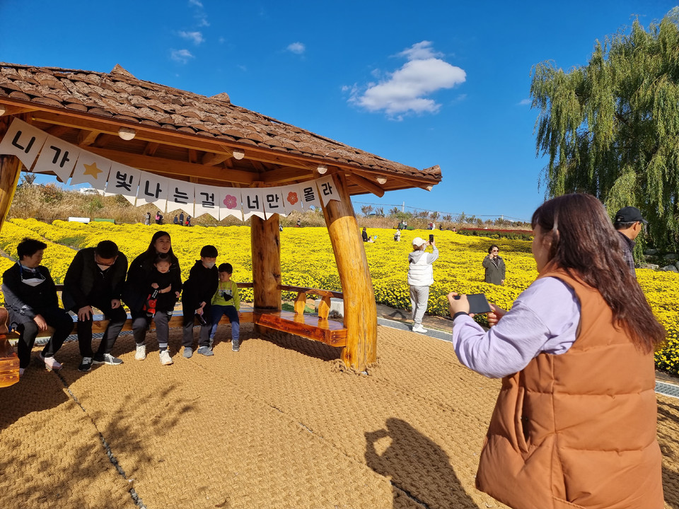 ▲ 지난5일 서산시 고북면 서산국화축제장에서 가족 나들이객이 기념 촬영하고 있다.