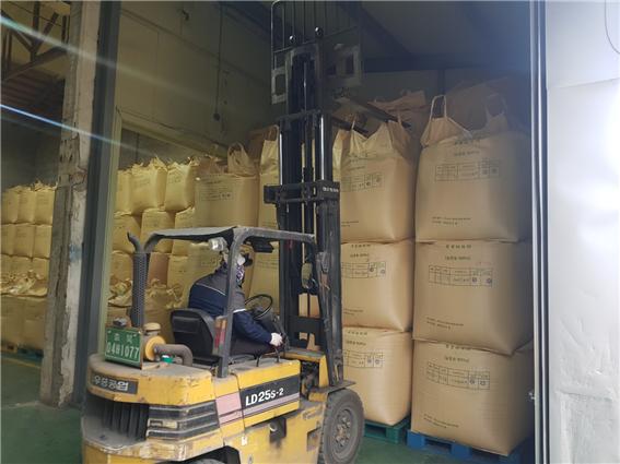 ▲ 충북 옥천군이 공공비축미와 시장격리곡을 매입하고 있다.