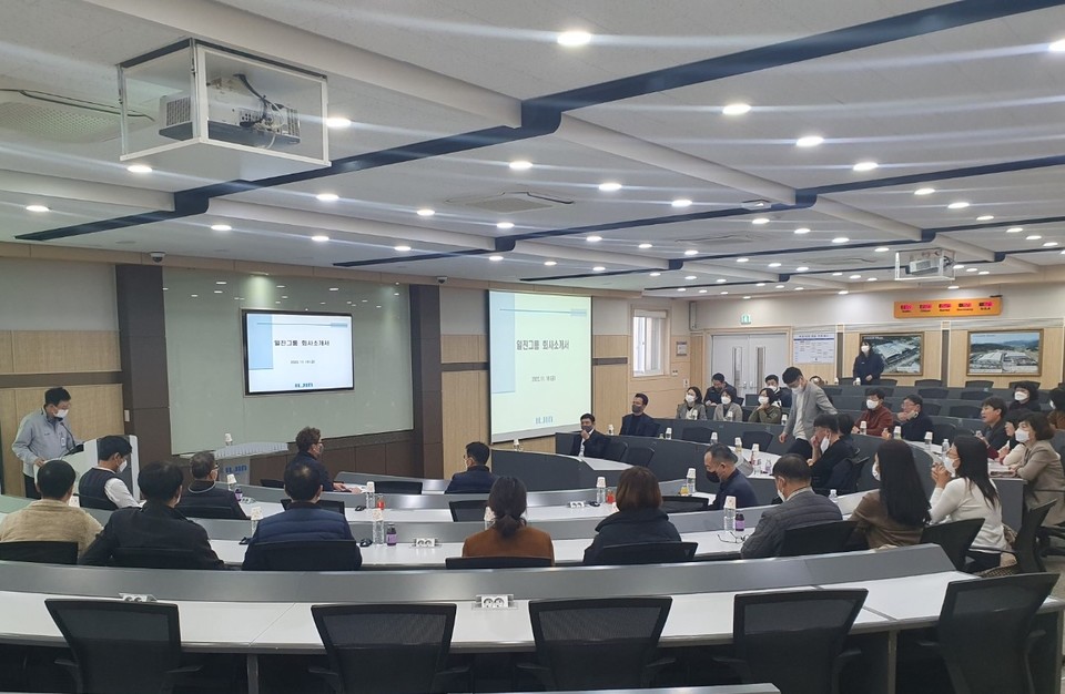 ▲ 18일 (주)일진글로벌을 방문한 제천시 공직자들이 회사 관계자로부터 기업 설명 등을 듣고 있다. 사진=제천시제공