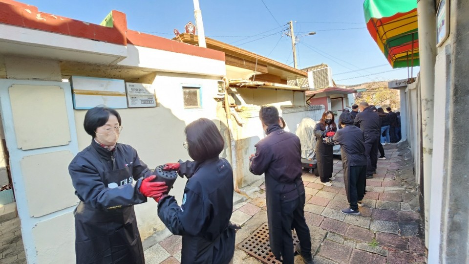 ▲ ㈜대원은 지난 18일 청주시 사직동 일원에서 사랑의 연탄 나눔 행사를 진행했다.?