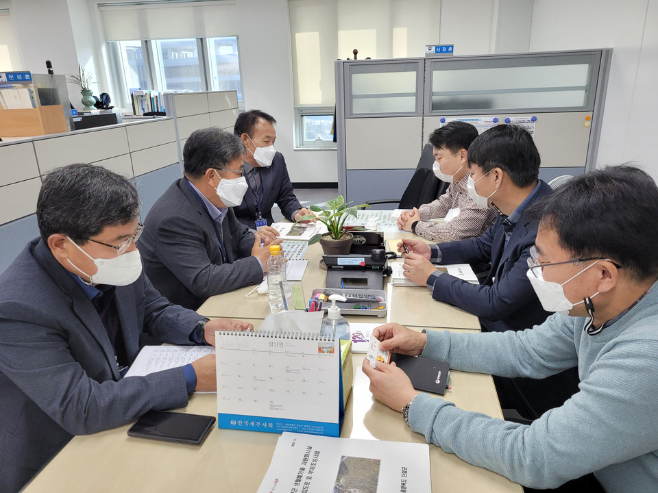 ▲ 안성희 단양부군수 등이 행안부 교부세과를 방문해 지역 현안사업을 설명하고 있다. 사진=단양군제공