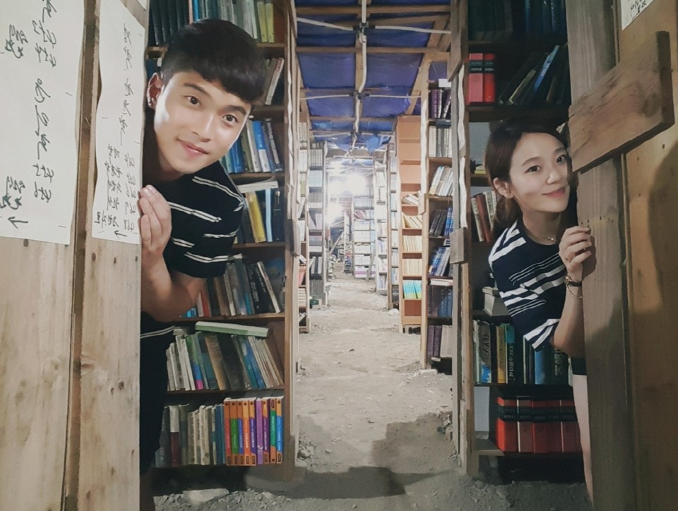 ▲ 단양 새한서점을 찾은 커플 관광객이 서점을 배경으로 사진촬영을 하고 있다. 사진=단양군제공