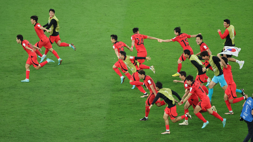 ▲ 3일 오전(한국시간) 카타르 알라이얀의 에듀케이션 시티 스타디움에서 열린 2022 카타르 월드컵 조별리그 H조 3차전 대한민국과 포르투갈 경기에서 승리를 거두며 16강 진출에 성공한 대표팀 선수들이 기뻐하며 그라운드를 내달리고 있다. /연합뉴스
