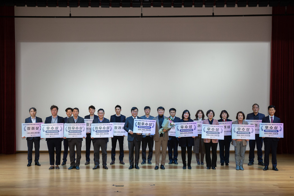 ▲ 충북 괴산군은 지난 14일 행정안전부가 주최한 '2022년 지자체 인구감소 대응 우수사례 경진대회'에서 우수상을 수상해 장관상과 5억원의 특별교부세를 확보했다.