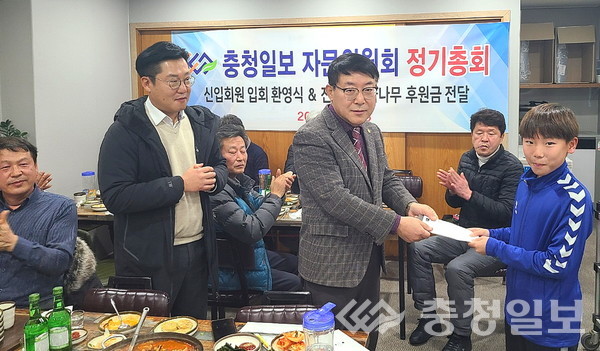 ▲ 충청일보 진천지역 자문위원회 박순무 위원장이 지난 16일 진천의 한 식당에서 진천FC유소년팀 한 학생에게 장학금을 전달하고 있다.