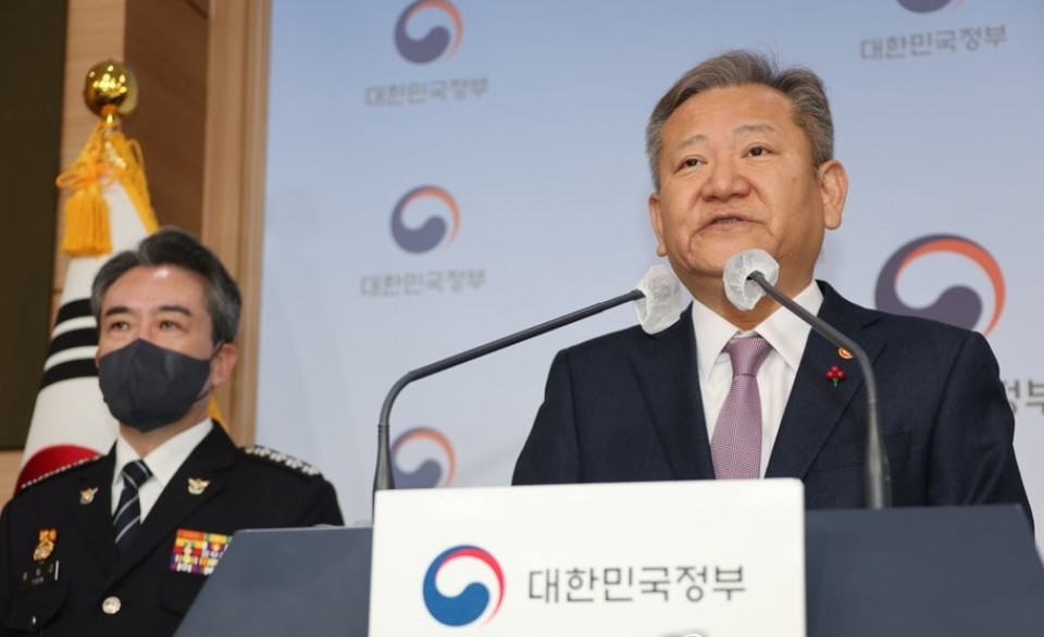 이상민 행정안전부 장관(오른쪽)이 19일 정부서울청사에서 윤희근 경찰청장이 동석한 가운데 경찰 조직·인사 제도 개선방안 브리핑을 하고 있다. 사진=연합