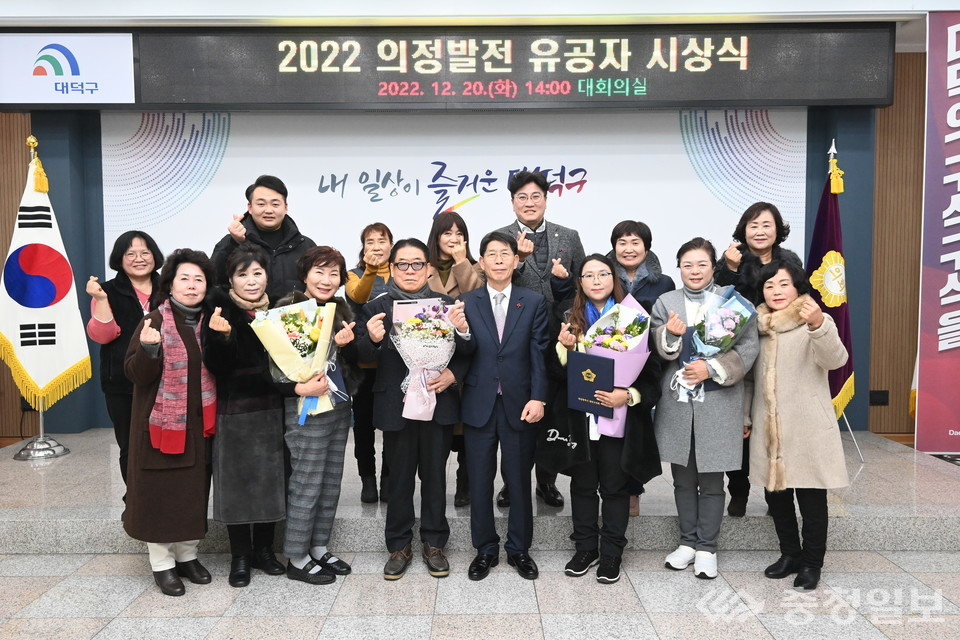 ▲ 2022 의정 발전 유공 정기표창 시상식. 사진은 수상자들 모습(앞줄 왼쪽에서 다섯 번째 김홍태 의장)