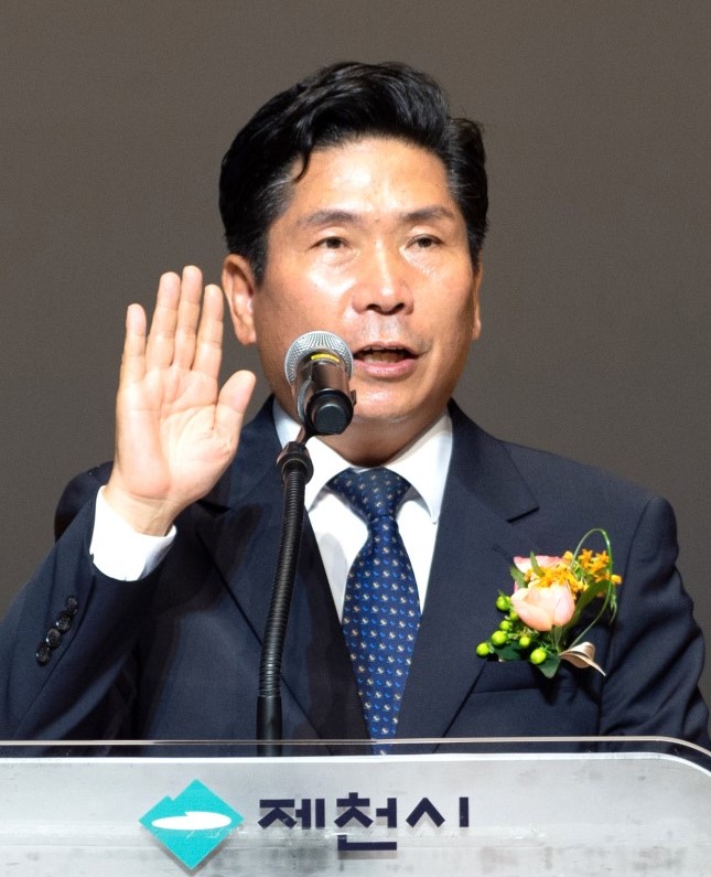 ▲ 김창규 제천시장이 지난 7월 1일 취임식에서 제천을 '역동적이고 새로운 경제도시'로 조성해 나갈 것이라며 시민들에게 약속하고 있는 모습. 사진=제천시제공