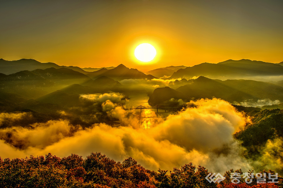 ▲ 내일을 기다리는 것은 도전과 용기의 모태(母胎)다. 지나온 것이 추억이라면 오지 않은 것은 소망이다. 소망은 살아 숨 쉬는 불멸(不滅)의 편린이다. 혼돈과 절망으로 점철된 이 시대의 척박함 속에서도 인간의 미련스러운 희망 찾기가 멈춰 서지 않는 것도 이런 이유다. 새해에도 우린 힘든 일과 기쁜 일에 엇갈려 산다. 그래도 시련과 난관으로 가슴에 품은 소망을 잃지 말자. 계묘년(癸卯年) 새해 아침, 힘차게 떠오르는 붉은 해가 삶이 힘겨운 이들에게 새 희망의 전령(傳令)이 되길 소망한다.  새해아침 제천 청풍호 자드락길 6코스 괴곡성벽 길에서.  /사진·글=목성균기자