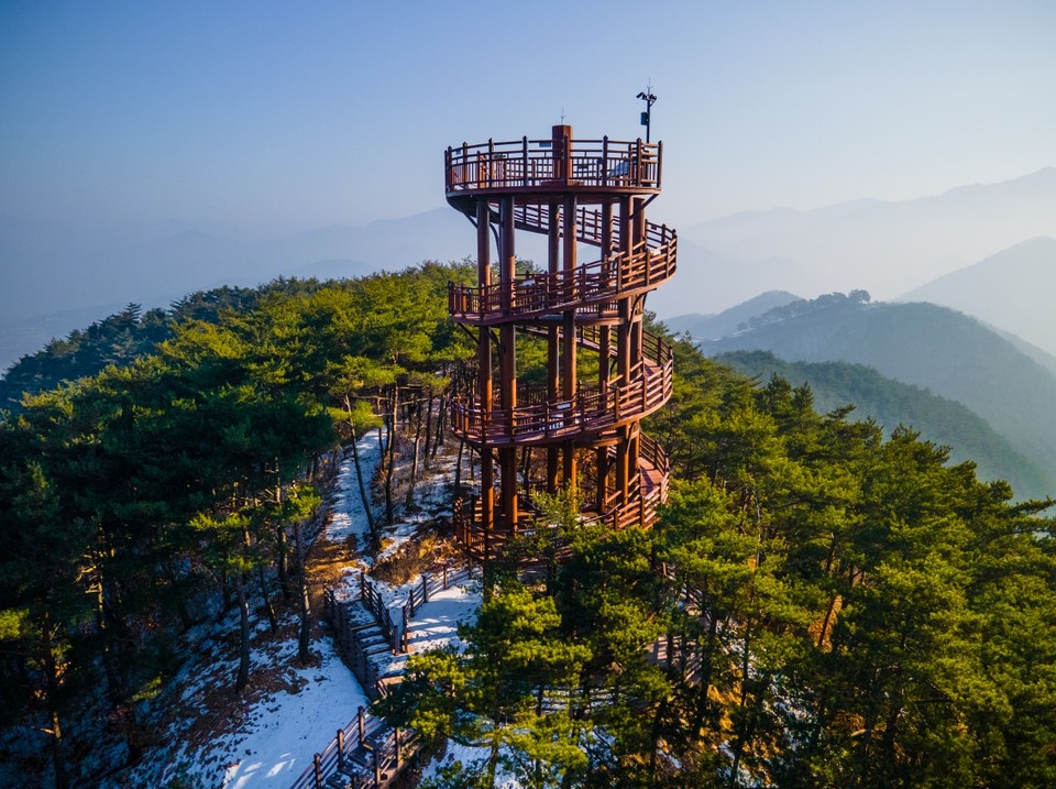▲ 이달 개장되는 소백산자연휴양림 전망대 모습. 사진=단양군제공