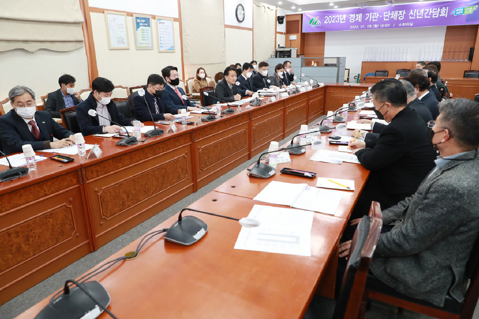 9일 충북도청에서 열린 지역 경제 기관·단체장과의 간담회에서 김영환 지사가 자리를 마련한 목적을 설명하고 있다.
