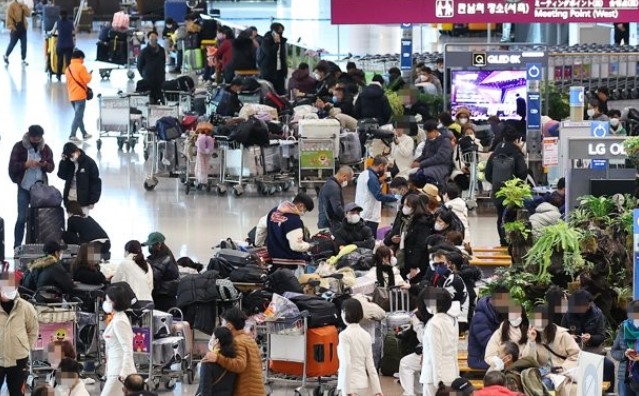 해외입출국자로 붐비는 인천국제공항. 자료사진=연합