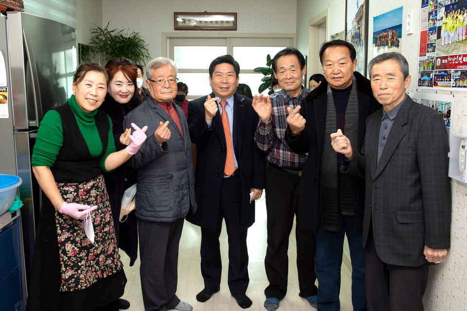 ▲ 김창규 시장이 신서부경로당을 방문해 점심제공 시범 사업을 살펴본 뒤 노인들과 사진촬영을 하고 있다. 사진=제천시제공