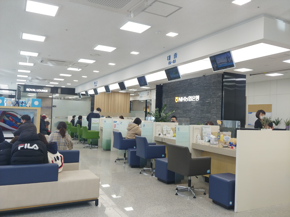 ▲ 금융기관 영업시간이 기존 오전 9시부터 오후 4시까지로 복귀한 30일 오전 NH농협은행 충북영업부의 모습.