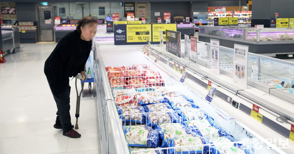 ▲ 실내마스크가 해제된 30일 충북 청주시 상당구의 한 마트에서 시민이 마스크를 벗은 채 장을 보고 있다./이나라기자