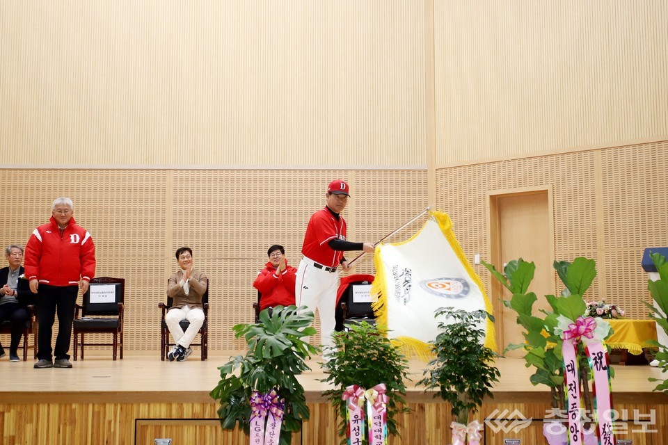 ▲ 전대영 감독이 대덕대 야구부 단체기를 흔들고 있다