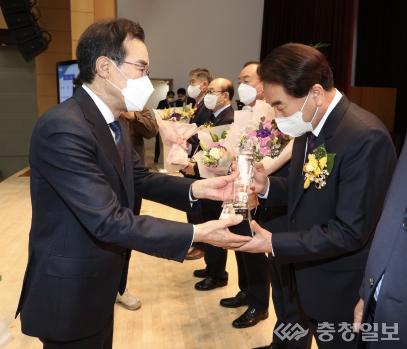 ▲ 회덕농협, 상호금융 예수금 1조원 달성탑 수상식 장면(사진 우측 박수범 조합장)