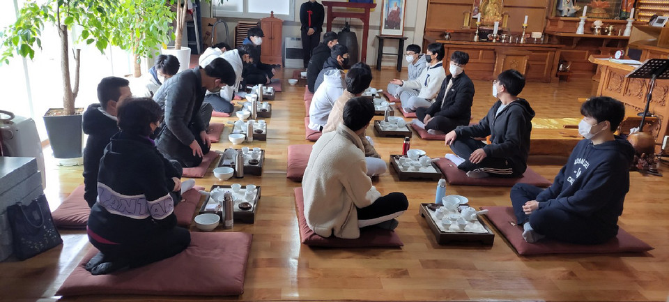▲ 청주 능인정사 청주시전통문화체험관에서 청주고 학생들이 다도를 배우고 있다.