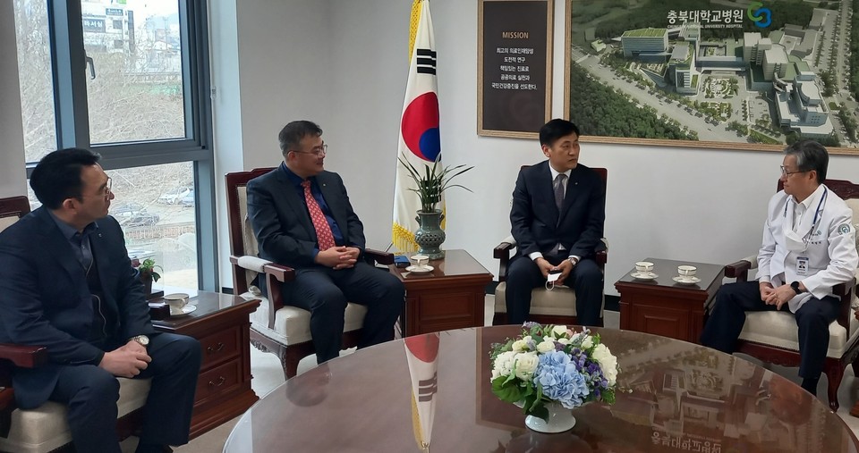 ▲ NH농협은행 충북본부는 13일 의료비후불제 사업에 참여하고 있는 충북대학교병원을 찾아 사업이 빠르게 정착하고 활성화 될 수 있도록 홍보활동을 벌였다.