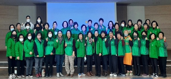 ▲ 단양군새마을지도자들이 단양군청에서 응급처치 교육을 받고 사진촬영을 하고 있다. 사진=단양군제공