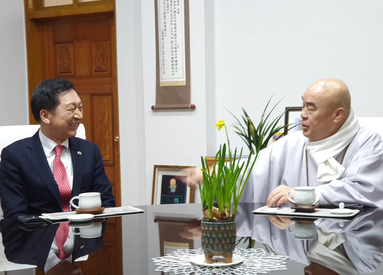 ▲ 18일 국민의힘 김기현 후보(왼쪽)가 구인사를 찾아 무원 총무원장 스님과 이야기를 나누고 있다. 사진=단양구인사제공