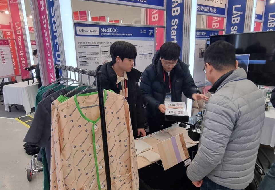 ▲ 충북 옥천지역 토종업체인 ㈜금천과 충남대학교 의과대학이 협업한 창업팀이 지난 16일 ‘2023 실험실 창업 페스티벌’에 참가해 견운모를 이용한 의료용 섬유(Medical Fiber)를 선보이고 있다.