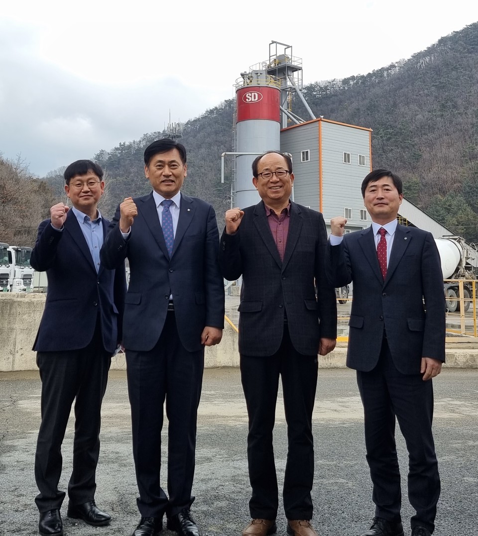 ▲ NH농협은행 충북본부는 16일 단양군기업인협의회장인 이상우 대표가 운영하는 ㈜삼덕레미콘을 방문해 현장의 애로사항을 청취하고 효율적인 지원방안을 논의했다.