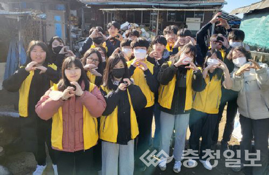 ▲ 음성 무극중앙성결교회 부설 열매 기독학교 학생들이 삼성면 재가장애인 가정에서 주거환경개선 봉사활동을 펼쳤다.