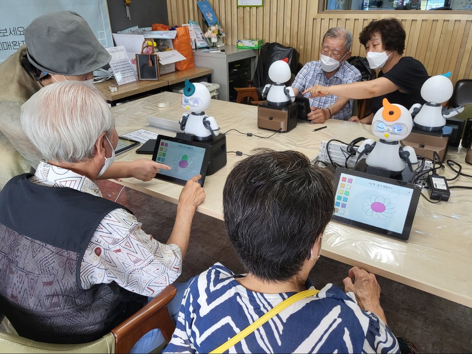 ▲ 단양군치매안심센터가 안심로봇 피오로 인지교육을 받고 있는 모습. 사진=단양군제공