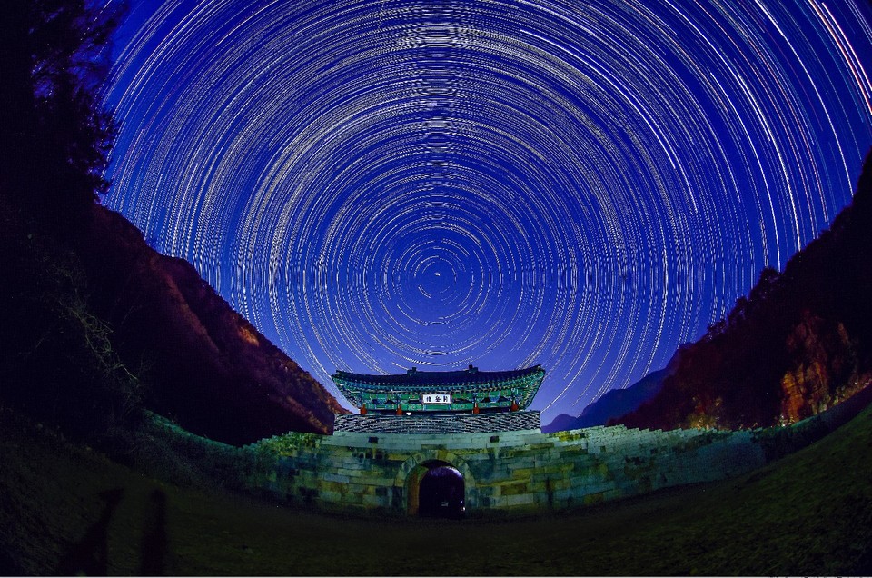 ▲ 제천시 한수면 언덕에서 바라본 덕주산성과 별 궤적.