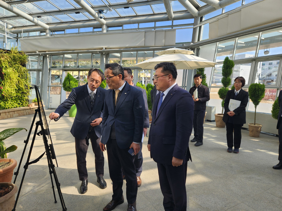 ▲ 한국농어촌공사 이병호 사장은 청주 유기농산업복합서비스지원단지를 방문해 현장을 둘러봤다.