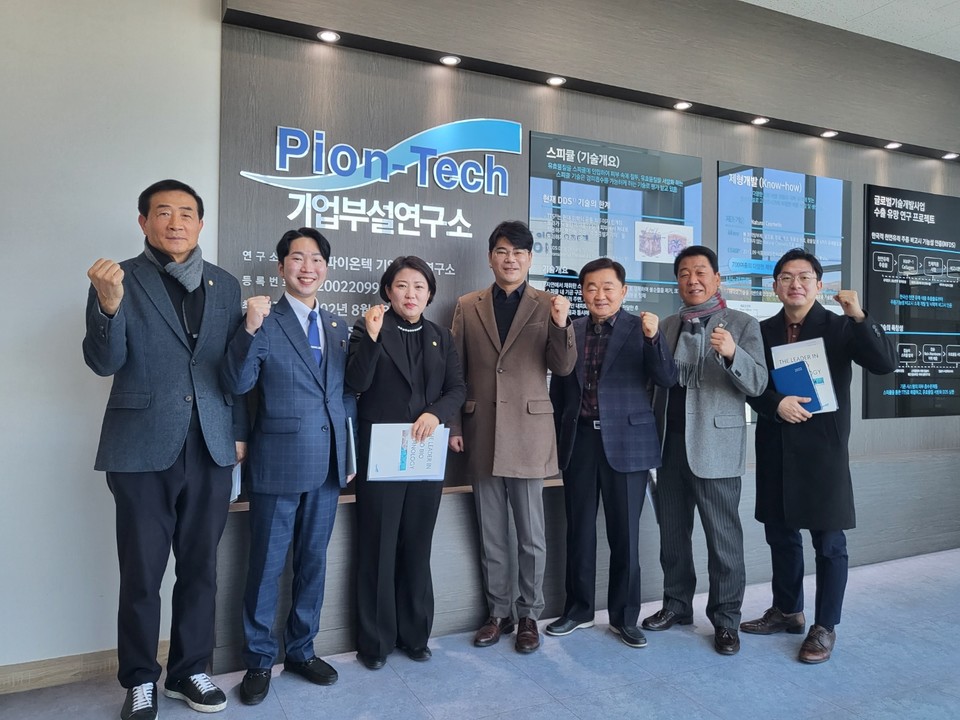 ▲ 청주시의회 재정경제위 위원들이 2일 화장품 제조업체 파이온텍을 찾아 기업 애로사항을 듣고 시설을 둘러봤다.